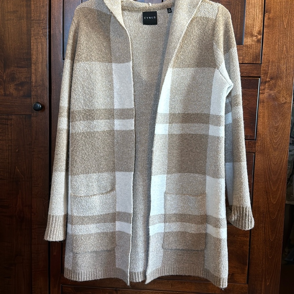 Cyrus sweater with hood and pockets